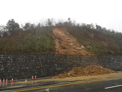連續降雨天氣 留和路出現山體塌陷并可能再度塌陷
