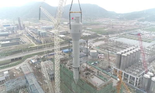 中國(guó)化學(xué)華工程承建東華能源寧波二期pdh裝置 pp裝置及罐區(qū)項(xiàng)目第一臺(tái)產(chǎn)品脫氣倉(cāng)起吊